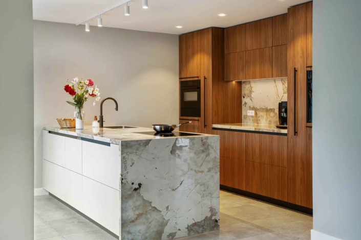 Warme, moderne keuken in Borne | HenZom Keukens