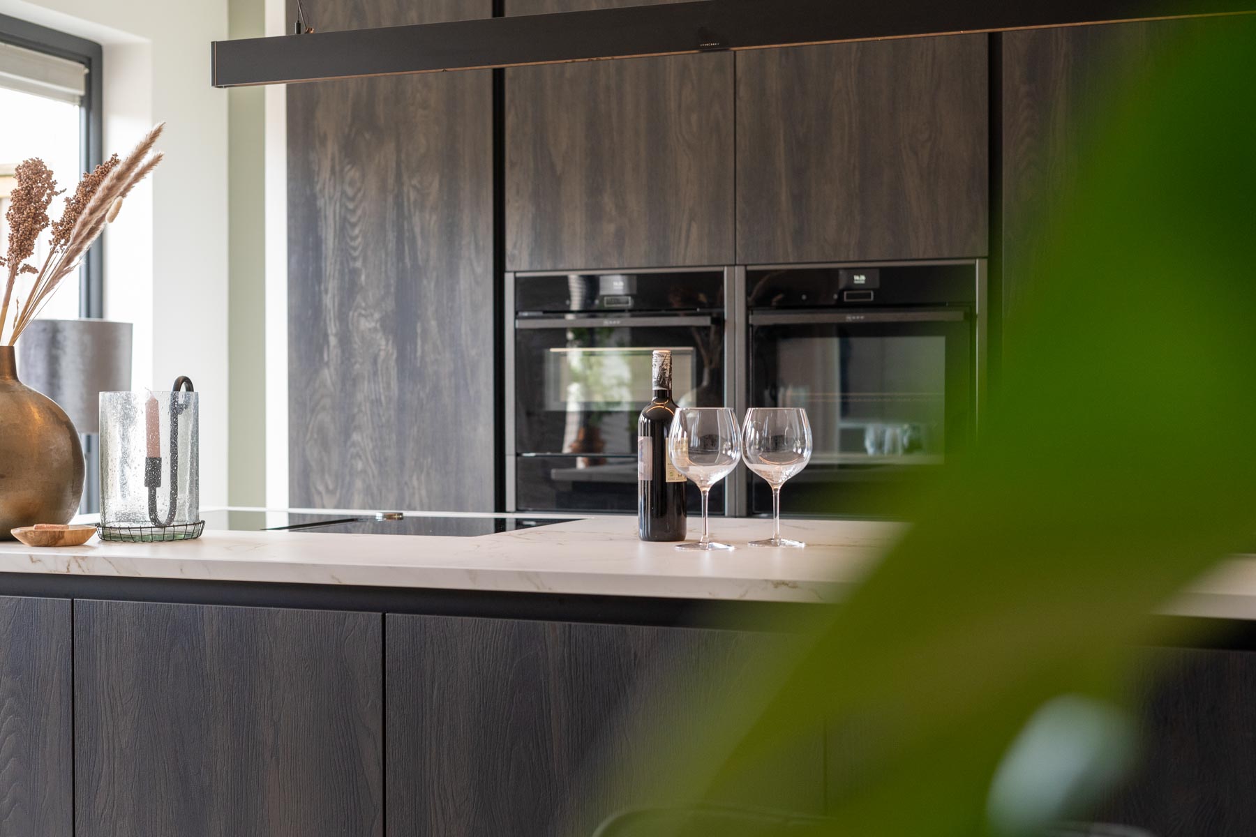 zwart bruine houtlook keuken | Henzom Keukens