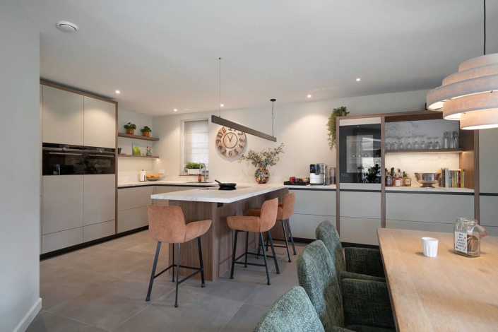 Warme, moderne keuken in Borne | HenZom Keukens